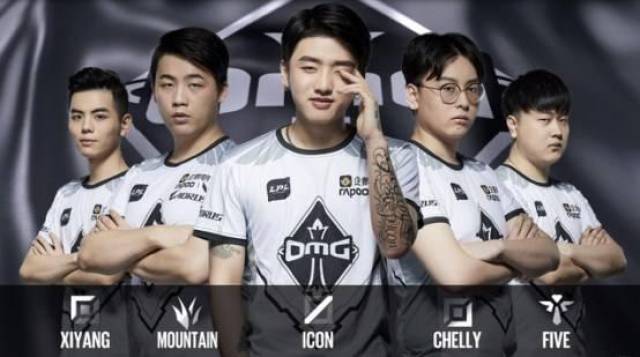 足球裁判在 足球裁判在